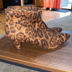 Size 8 impo leopard kitten heel booties! 🐆